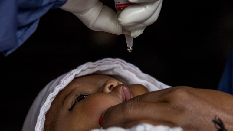 Antes dos esforços de vacinação, 75 mil crianças africanas, por ano, ficavam paralizadas por causa da infeção com o poliovírus