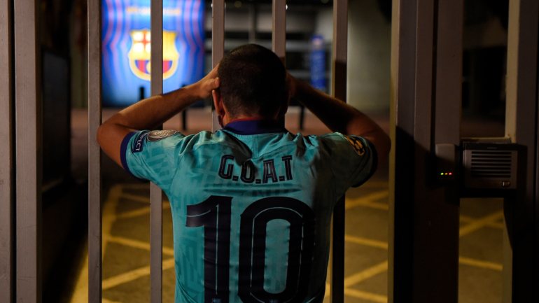 Adeptos do Barcelona, quase todos com a camisola de Messi, concentraram-se durante a noite à porta de Camp Nou entre pedidos de demissão de Bartomeu