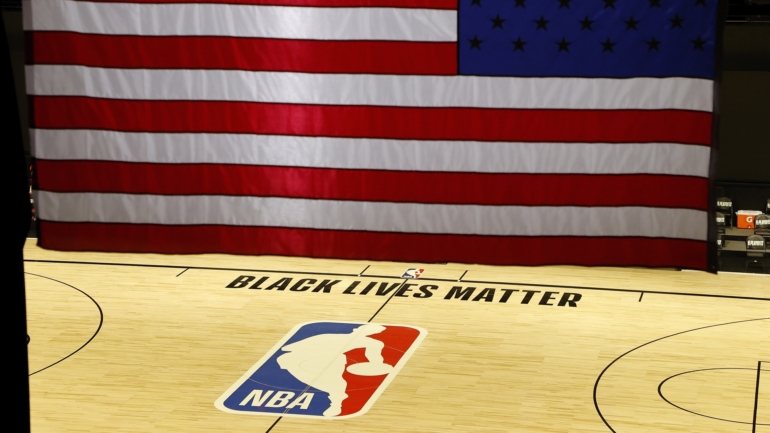 A NBA anuncia o adiamento dos jogos, um dia depois de o boicote dos Milwaukee Bucks ter gerado uma &quot;onda&quot; histórica no desporto dos Estados Unidos