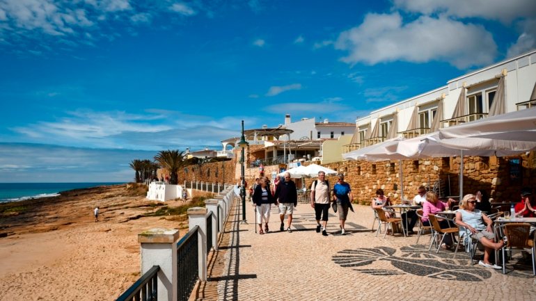 O Turismo do Algarve destaca a &quot;oferta extra&quot; anunciada por companhias com a Wizzair, a Easyjet, a Jet2, ou a Tui e que &quot;ligam Faro a 20 cidades no Reino Unido&quot;