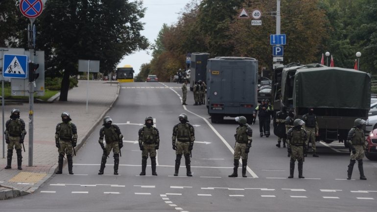 Militares mascarados e armados tentaram dispersar a multidão em Minsk, a capital bielorrusa