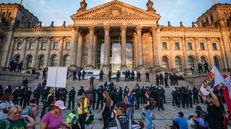 No sábado, horas após a dispersão de uma manifestação em Berlim contra as restrições impostas para conter a propagação do novo coronavírus, que juntou cerca de 20.000 pessoas, cerca de 200 militantes de extrema-direita que tinha participado no protesto tentaram forçar a entrada no Reichstag.