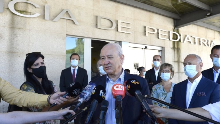 Rui Rio falava aos jornalistas durante uma visita ao Centro Hospitalar de São João, no Porto