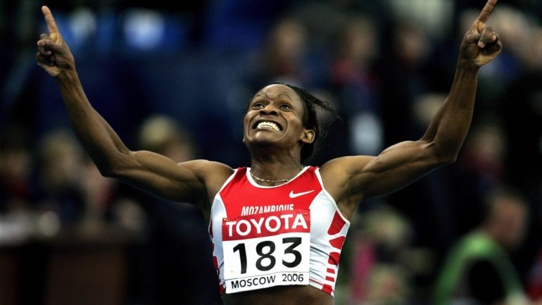 A atleta moçambicana, Lurdes Mutola, nascida em Maputo, ganhou o título olímpico dos 800 metros nos Jogos Olímpicos de Sydney de 2000