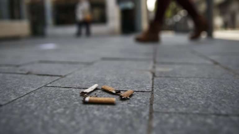 Ao abrigo da lei, as pontas de cigarros, charutos ou outros cigarros contendo produtos de tabaco passam a ser equiparadas a resíduos sólidos urbanos e, por isso, fica proibido o seu &quot;descarte em espaço público&quot;