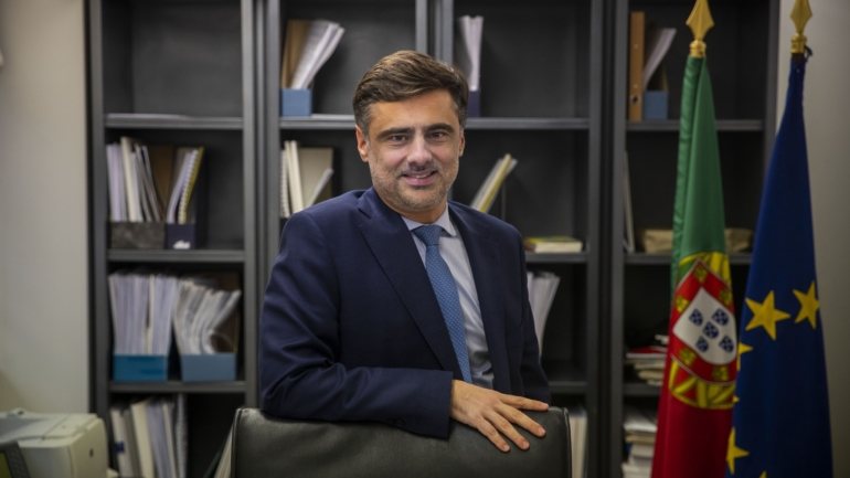 Numa entrevista em que indica que a redução do IVA na energia avança ainda em setembro, Tiago Antunes responde também a questões sobre o Novo Banco