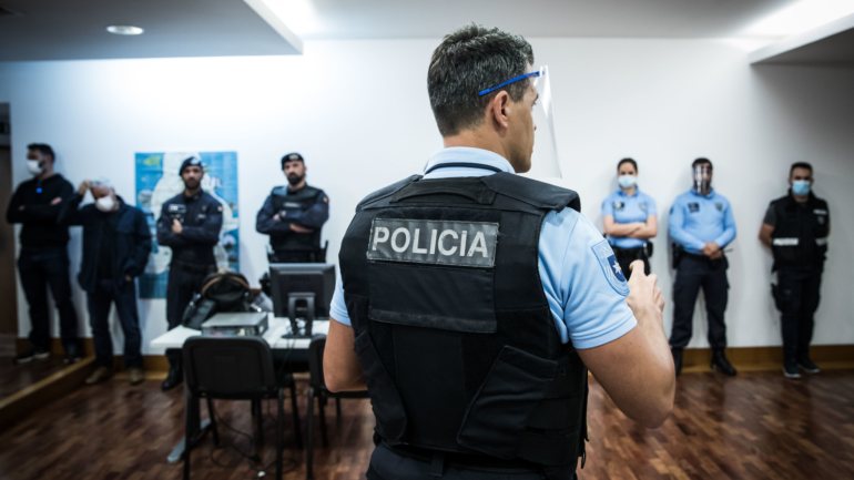 O julgamento, a cargo do Tribunal de São João Novo (Porto), está a ser realizado no Auditório Municipal de Vila Nova de Gaia por causa da pandemia de Covid-19.