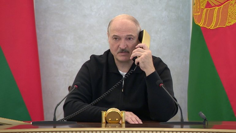 Alexander Lukashenko defende que a informação &quot;falsa&quot; sobre o envenenamento de Navalny surgiu &quot;para dissuadir Putin de meter o nariz nos assuntos bielorrussos&quot;