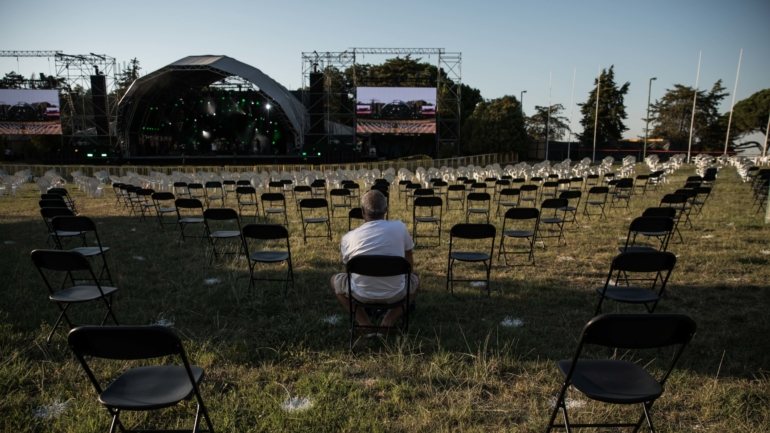 Cadeiras nos vários palcos da Quinta da Atalaia têm capacidade para acolher mais de 16 mil pessoas.