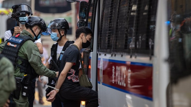 Centenas de elementos da polícia de choque foram destacados para o bairro de Kowloon para impedir os protestos, incentivados a partir da internet