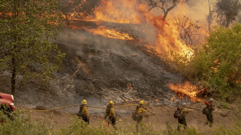 Na tarde de segunda-feira, milhares de bombeiros estavam mobilizados no combate às chamas, tendo sido dada ordem de evacuação em regiões no sul da Califórnia