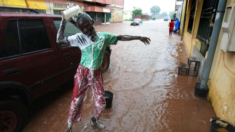 Na segunda-feira, a Proteção Civil de Cabo Verde, vizinho marítimo da Guiné-Bissau, alertou para o mau tempo causado pela depressão tropical Dezoito