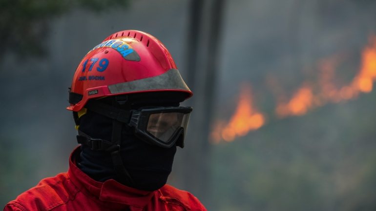 Em Porto de Mós, distrito de Leiria, o incêndio que deflagrou domingo, e que foi dado na segunda-feira como estando em fase de resolução, estava a ser combatido por 117 bombeiros e 35 veículos