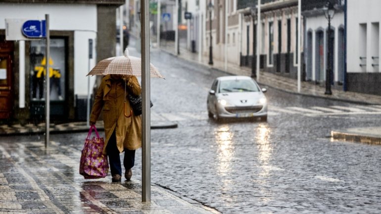 O IPMA colocou também o grupo Ocidental dos Açores (Flores e Corvo) sob aviso amarelo até às 12h00 desta quarta-feira por causa da chuva forte e da trovoada