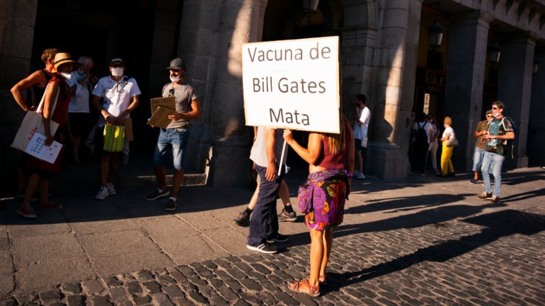 Protesto anti-máscara a 5 de setembro em Madrid: &quot;A vacina de Bill Gates mata&quot;, pode ler-se no cartaz