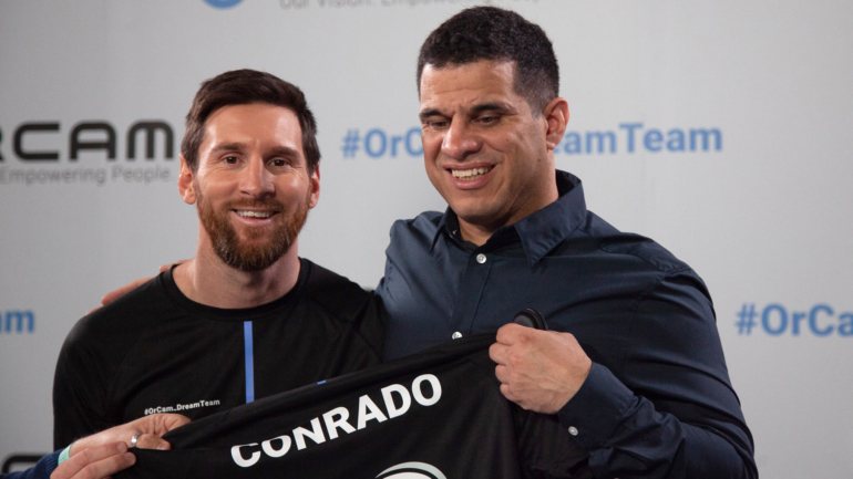 Lionel Messi e Mizael Conrado com a camisola da OrCam Technologies oferecida pelo argentino ao presidente do Comité Paralímpico do Brasil