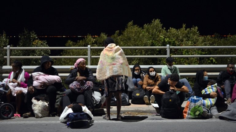 A Comissão Europeia irá financiar a transferência e alojamento para a parte continental da Grécia dos 400 menores não acompanhados que permanecem no campo de refugiados de Moria