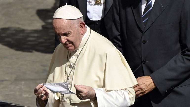 Quando retirou a máscara, o Papa evitou apertar as mãos e beijar crianças