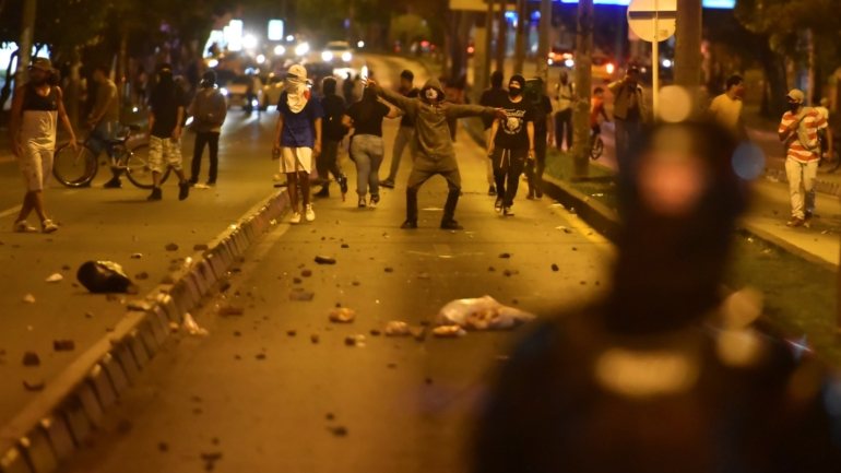 Pelo menos dois homens terão ficado gravemente feridos durante confrontos entre os manifestantes e a polícia