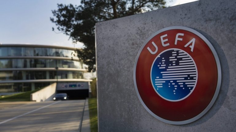 O antigo internacional português Luís Figo aplaudiu a iniciativa da UEFA