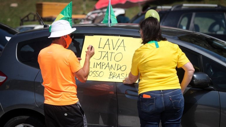 A operação Lava Jato, iniciada em 2014, desvendou um vasto esquema de corrupção envolvendo a petrolífera Petrobras e outros órgãos públicos brasileiros
