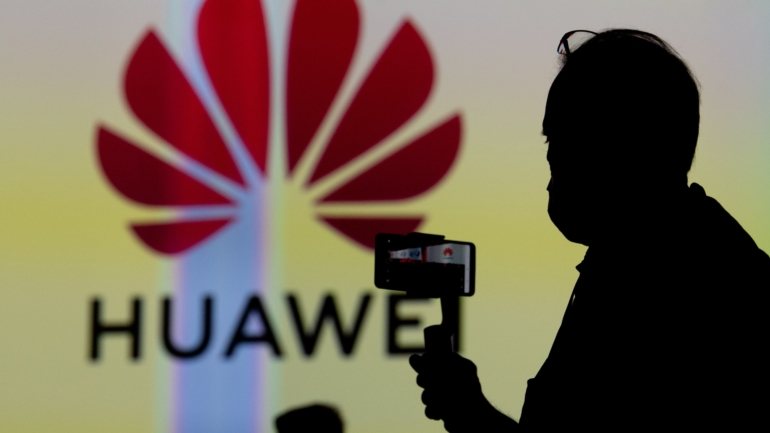 Está a decorrer um embargo dos EUA à Huawei por acusações de conluio com o Partido Comunista Chinês, que impede a marca de usar o Android (da Google)