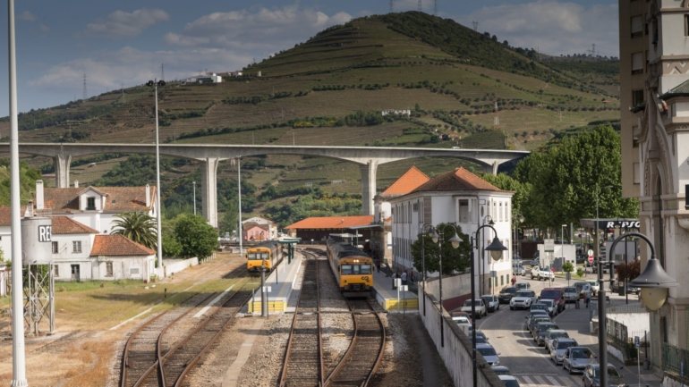 A linha do Douro liga atualmente Ermesinde, no distrito do Porto, ao Pocinho, numa extensão de cerca de 160 quilómetros que segue principalmente o rio Douro.