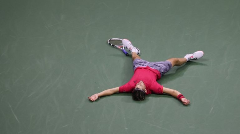 Mais de quatro horas depois, Thiem venceu o tie break do quinto set, conquistou o primeiro Grand Slam da carreira e deixou-se cair no court exausto em termos físicos