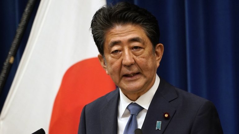 Shinzo Abe, de 65 anos e que bateu o recorde de longevidade como primeiro-ministro japonês, anunciou, no final de agosto, a intenção de deixar o cargo, alegando motivos de saúde