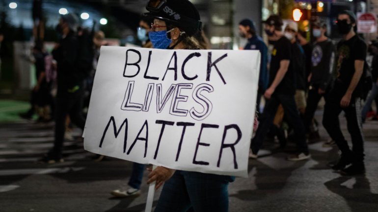 Nelson Cunha recorreu aos protestos que há meses têm tomado as ruas de inúmeras cidades nos EUA e no mundo, com o 'slogan' &quot;Black Lives Matter&quot;