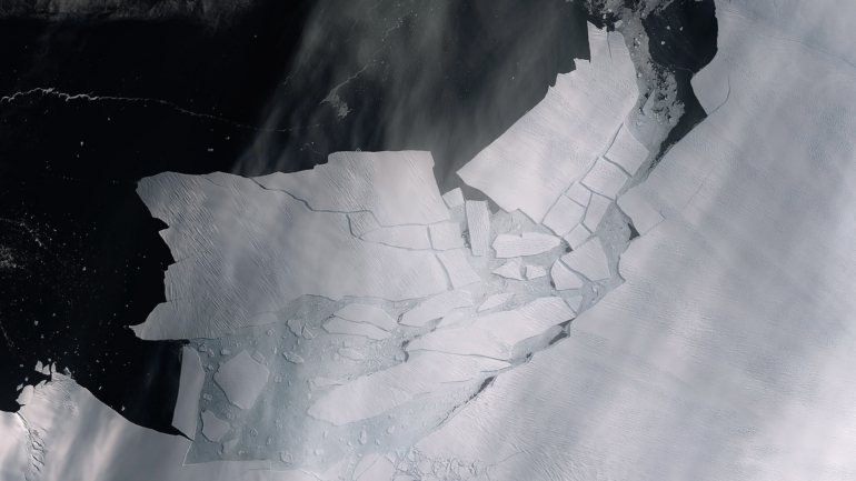 O degelo situa-se no final da Corrente de Gelo do Nordeste da Groenlândia, de onde flui da terra para o oceano