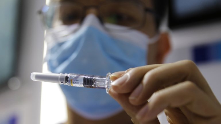 Segundo um diretor do Grupo Nacional de Biotecnologia da China (CNBG), pelo menos duas vacinas experimentais já foram administradas a &quot;centenas de milhares de chineses, sem terem registado efeitos colaterais&quot;