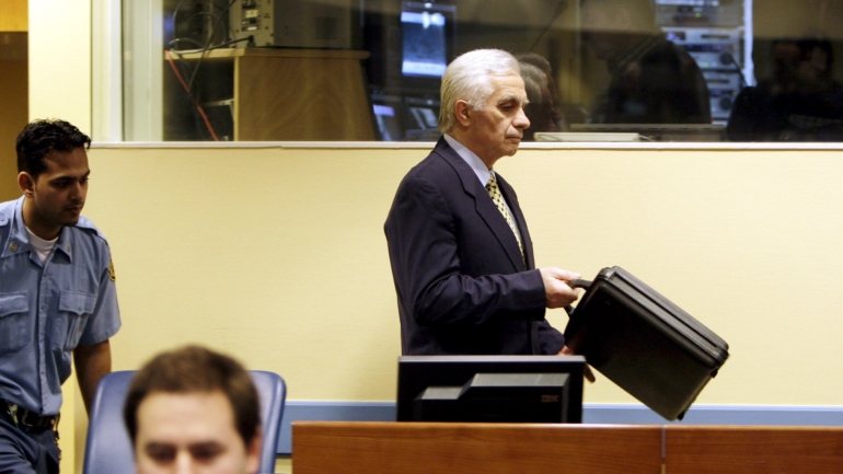 Momcilo Krajisnik, 75 anos, foi condenado em primeira instância em 2006 pelo já extinto Tribunal Penal Internacional para a ex-Jugoslávia (TPIJ) a 27 anos de prisão por crimes de guerra e absolvido da acusação de genocídio