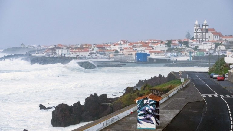 Às 15h de Portugal Continental, o furacão Paulette &quot;encontrava-se a 915 quilómetros a nordeste das Bermudas&quot;