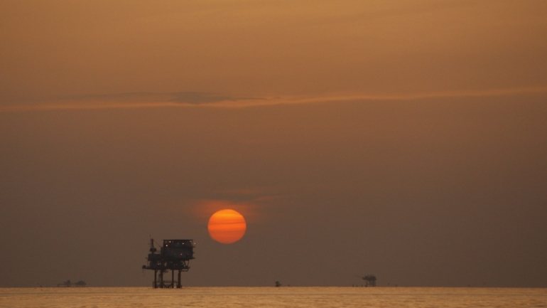 Além da petrolífera estatal Sonangol, estão presentes em Angola as multinacionais norte-americana, Chevron, britânica, BP, italiana, Eni e francesa, Total