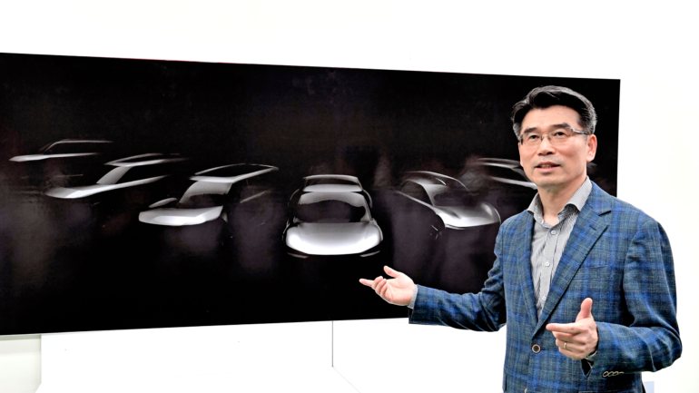 O CEO da Kia, Ho Sung Song, revelou que a marca vai lançar sete novos modelos 100% eléctricos. De momento, a gama europeia do fabricante sul-coreano está limitada ao Soul EV e ao e-Niro