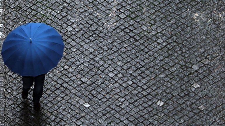 A Proteção Civil refere que, para quinta e sexta-feira, prevê-se chuva por vezes forte, acompanhada de trovoada, durante a tarde