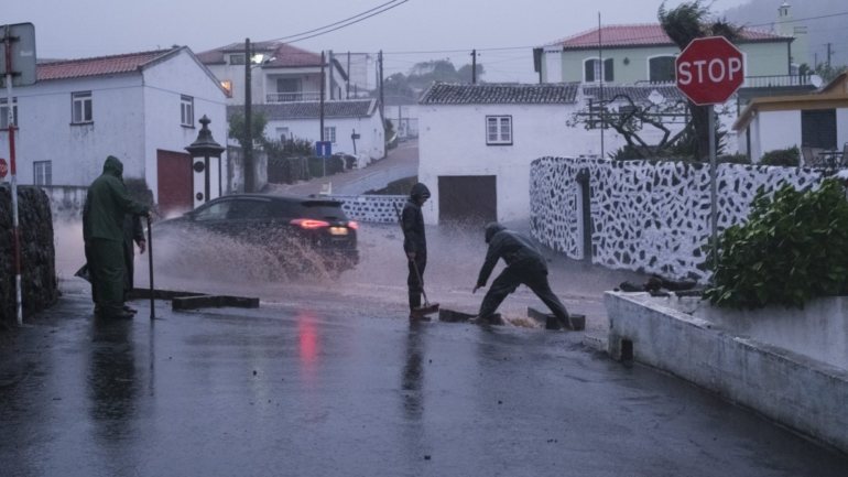 O IPMA já tinha emitido esta quinta-feira avisos amarelos meteorológicos para as ilhas do grupo ocidental e oriental