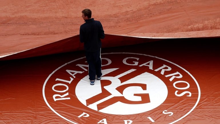 O torneio de Roland Garros vai decorrer entre domingo e 11 de outubro, depois de ter sido adiado devido à pandemia