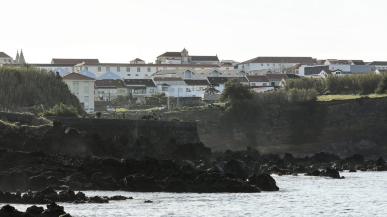 Nas últimas eleições legislativas regionais, na ilha Terceira, o PS elegeu seis dos 10 deputados do círculo eleitoral, o PSD três e o CDS-PP um.