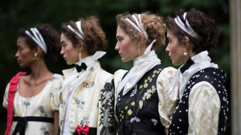 Erdem, uma das principais marcas a apresentar na Semana da Moda de Londres, voltou a escolher um cenário bucólico (e ao ar livre) para realizar o desfile