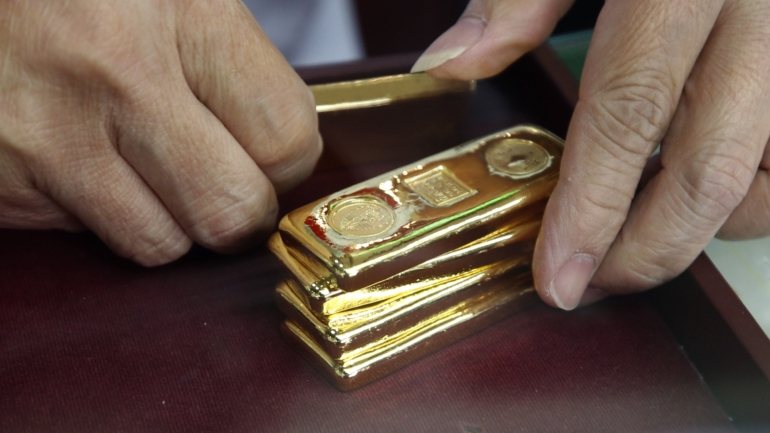 O ouro está muito longe dos máximos históricos que atingiu no início de agosto, quando rompeu a barreira dos 2.000 dólares por onça