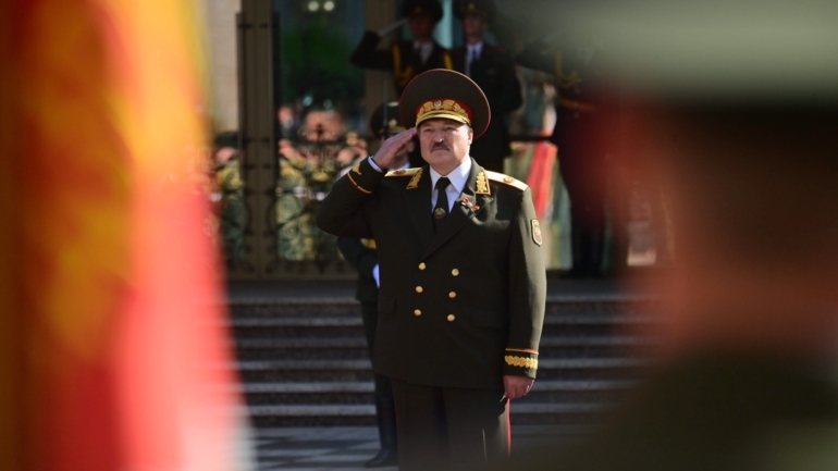 Lukashenko foi esta quarta-feira empossado no cargo numa cerimónia em que prestou juramento em segredo para um sexto mandato