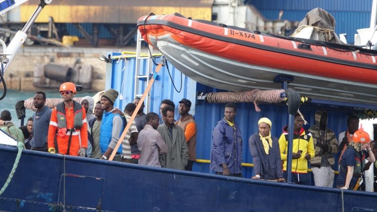 Mais de 50 menores estão a bordo do barco, muitos dos quais são jovens desacompanhados