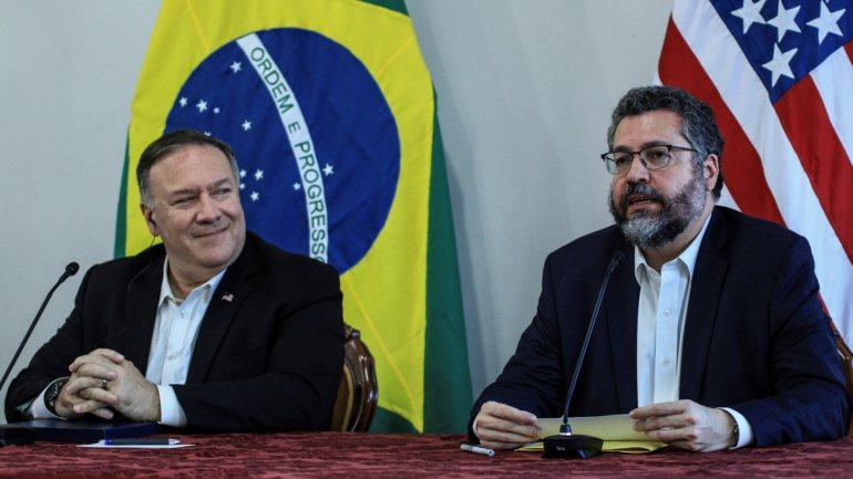 Mike Pompeo, à direita, visitou o Brasil na zona da fronteira com a Venezuela