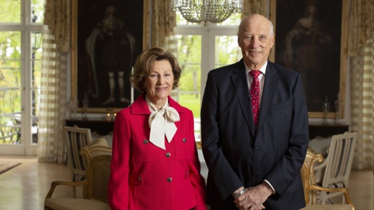 O palácio real declarou que o príncipe herdeiro Haakon assumiu interinamente as funções oficiais do seu pai, incluindo a participação numa reunião programada com o Governo norueguês