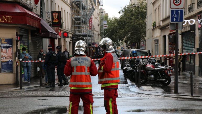 O ataque aconteceu junto à antiga redação do Charlie Hebdo, na rua Nicolas Appert