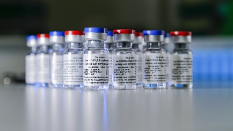 A vacina russa foi registada em 11 de agosto e está na terceira fase de ensaios clínicos desde o início do mês