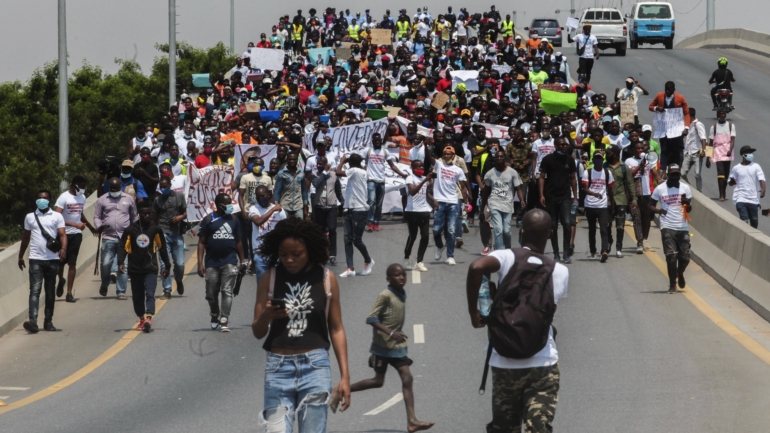 Alguns dos jovens vestiam t-shirts brancas com os dizeres &quot;O desemprego marginaliza&quot; e invocando o art.º 76 da Constituição angolana.