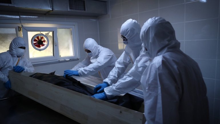 Trabalhadores da morgue de Cekmekoy, na cidade turca Instambul, preparam-se para autopsiar uma pessoa cuja morte se suspeita de ter sido causada pela Covid-19